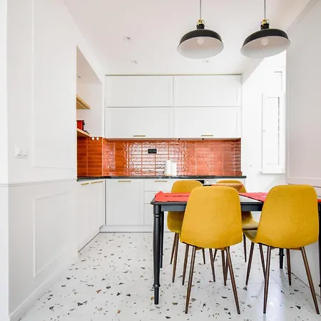 Stylish 2bd With Balcony & Desk Near Vitosha Blvd София