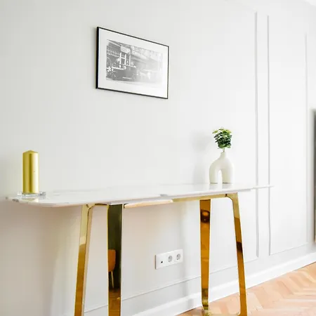 Stylish 2bd With Balcony & Desk Near Vitosha Blvd * София