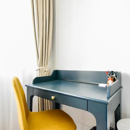 Stylish 2bd With Balcony & Desk Near Vitosha Blvd *