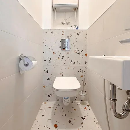 Stylish 2bd With Balcony & Desk Near Vitosha Blvd 公寓