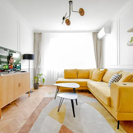 Stylish 2bd With Balcony & Desk Near Vitosha Blvd 公寓